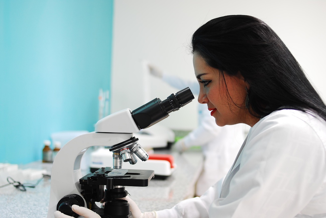Quem inventou o microscópio? A história por trás da invenção