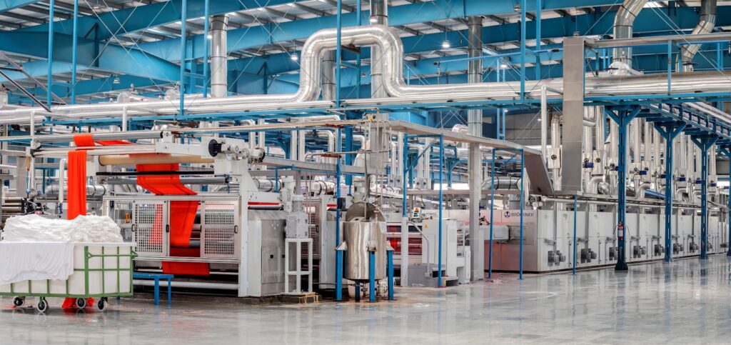 Introdução à Importância dos Aspiradores Industriais white and red train in a train station