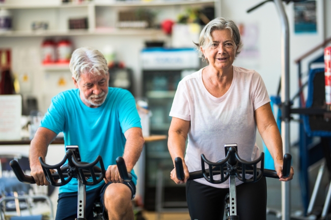 Bicicleta ergométrica para idosos: benefícios e cuidados